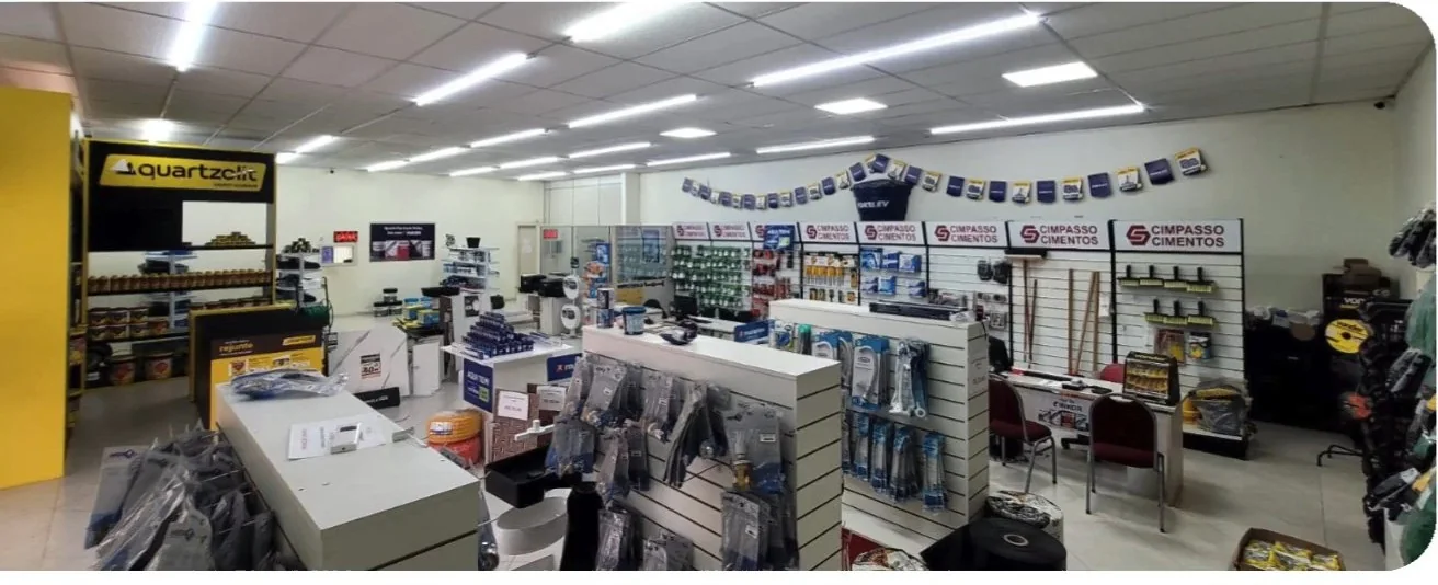 Interior da loja Cimpasso Cimentos com produtos expostos